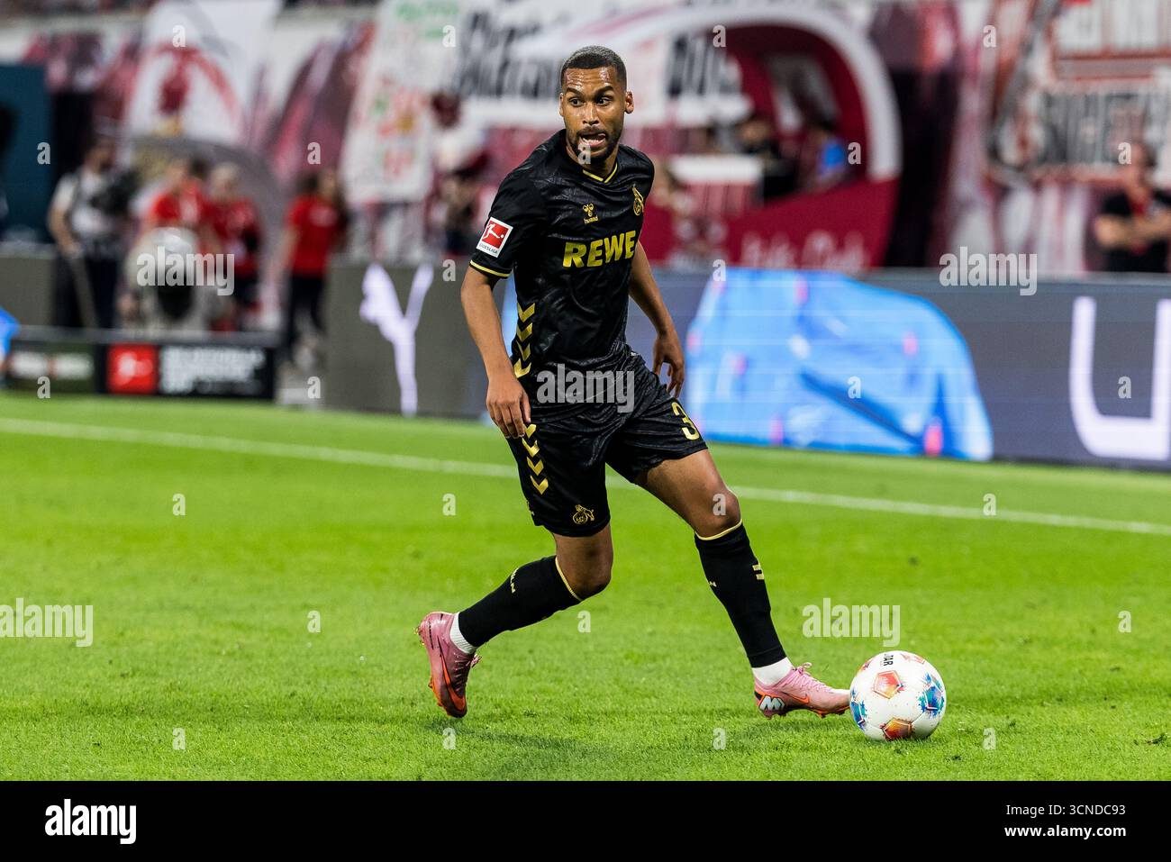 Leipzig, Allemagne. 20 septembre 2025. Linton Maina (1. FC K ?Ln, 37) Ball AM 1. Fu?ball Bundesliga, RB Leipzig - 1. FC K?ln, Leipzig, Red Bull Arena AM 20.09.2025 LA RÉGLEMENTATION DFL INTERDIT TOUTE UTILISATION DE PHOTOGRAPHIES COMME SÉQUENCES D'IMAGES ET/OU QUASI-VIDÉO. Crédit : dpa/Alamy Live News Banque D'Images