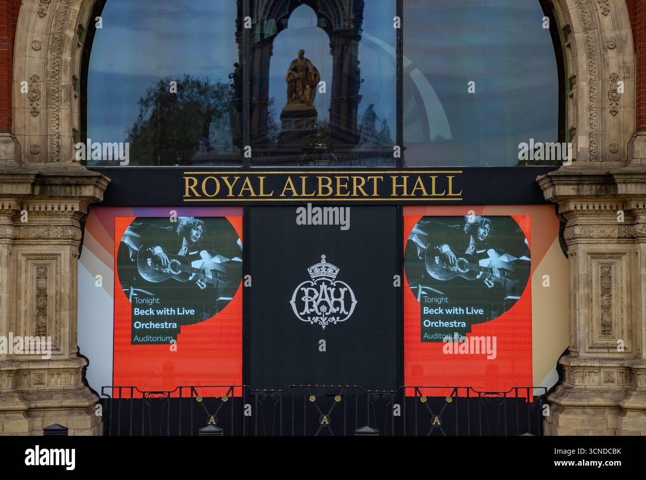 Gros plan d'une entrée du Royal Albert Hall, à Londres, avec des affiches pour Beck. Banque D'Images