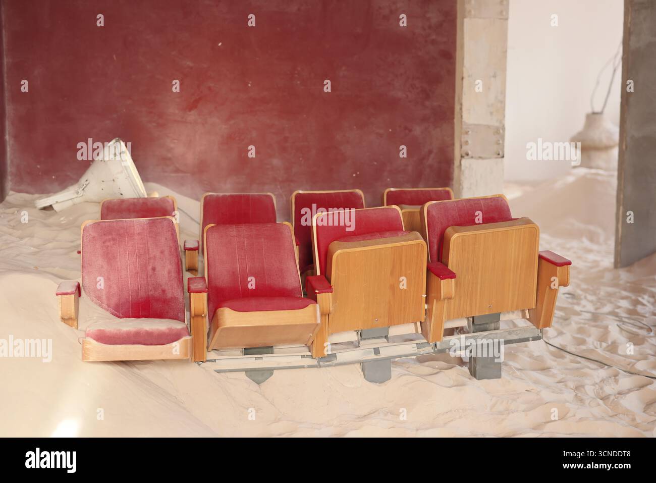 Les sièges de théâtre Vintage abandonnés se trouvent dans un environnement poussiéreux et négligé Banque D'Images