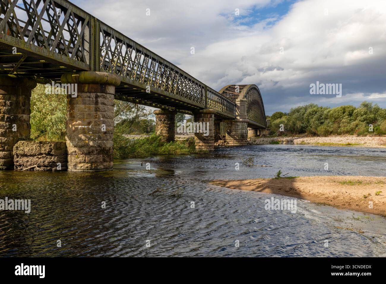L'impressionnante ferronnerie victorienne en treillis du viaduc Spey, qui fait maintenant partie du sentier de longue distance Speyside Way. Banque D'Images