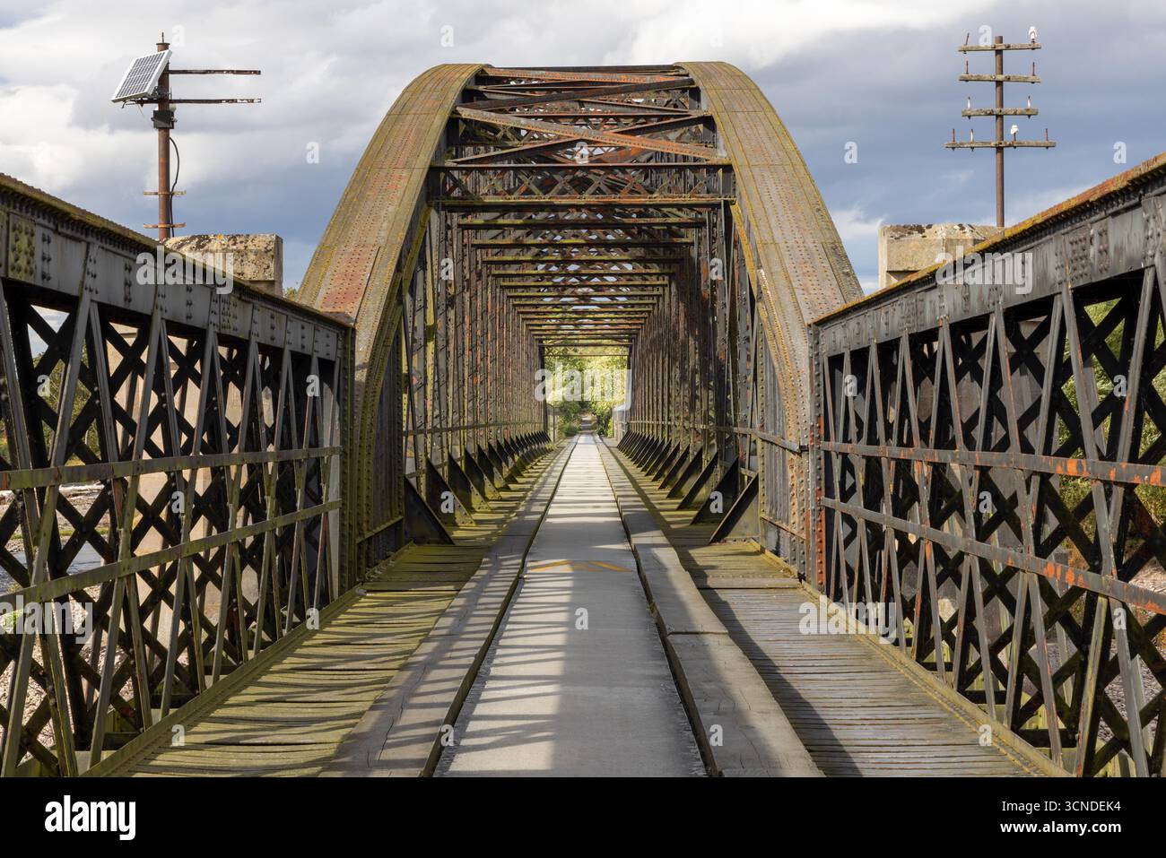 L'impressionnante ferronnerie victorienne en treillis du viaduc Spey, qui fait maintenant partie du sentier de longue distance Speyside Way. Banque D'Images