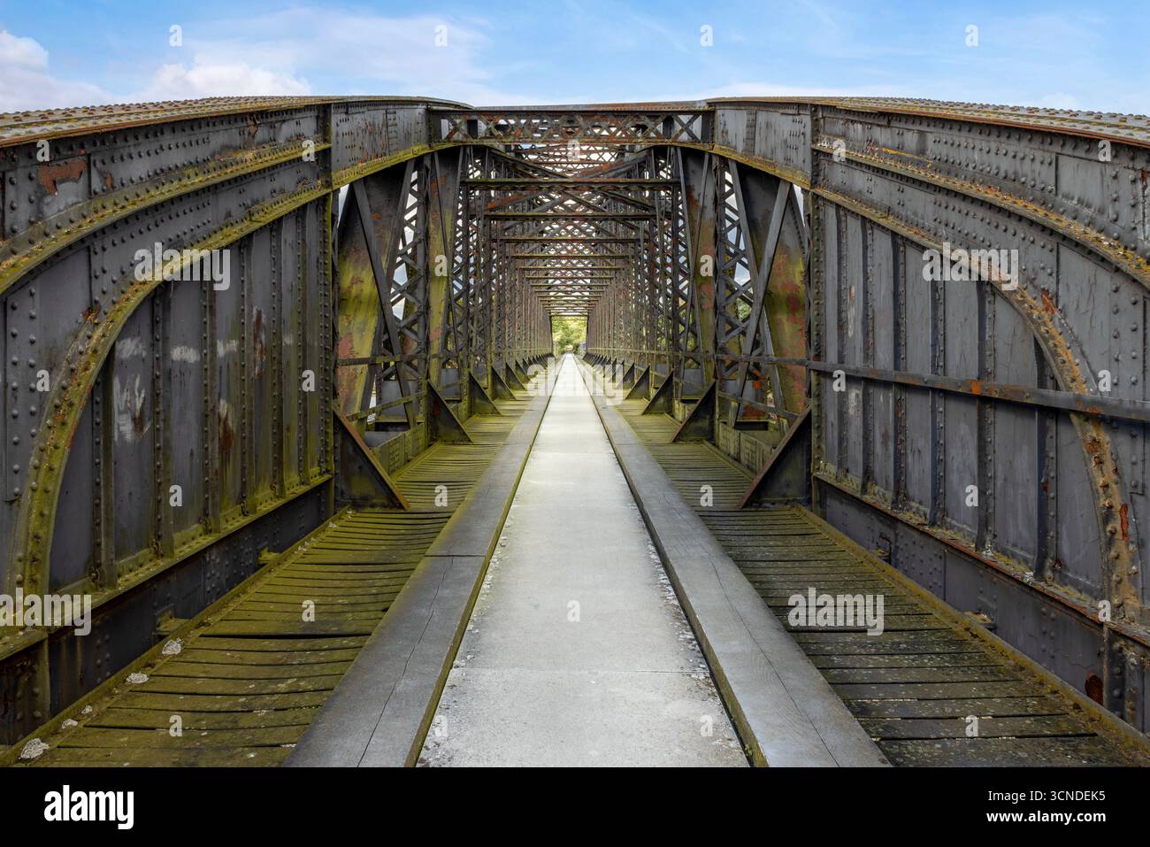 L'impressionnante ferronnerie victorienne en treillis du viaduc Spey, qui fait maintenant partie du sentier de longue distance Speyside Way. Banque D'Images