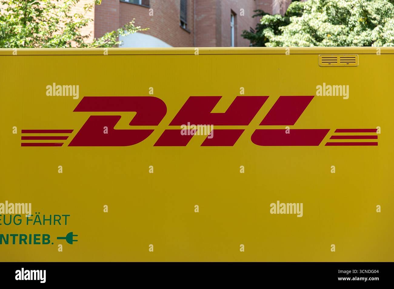 Berlin, Allemagne. 20 septembre 2025. Une camionnette de livraison DHL est garée dans une rue de Berlin, en Allemagne, le 20 septembre 2025. (Photo de Michael Kuenne/PRESSCOV/SIPA USA) crédit : SIPA USA/Alamy Live News Banque D'Images