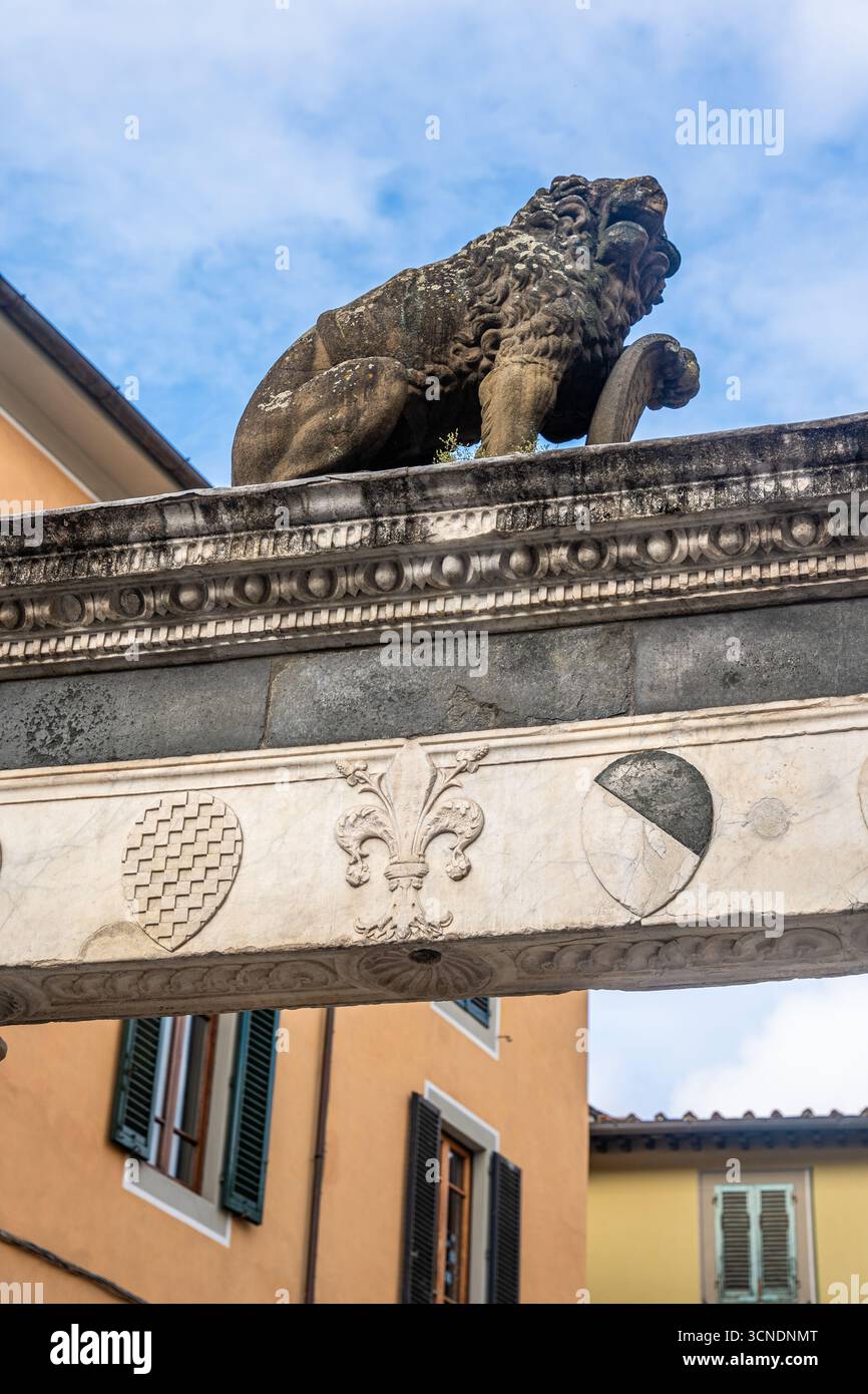 Détail du Pozzo del Leoncino du XVe siècle par Francesco di Gaggio, avec la sculpture du lion de Marzocco sur la Piazza della Sala, Pistoia, Toscane, Italie Banque D'Images