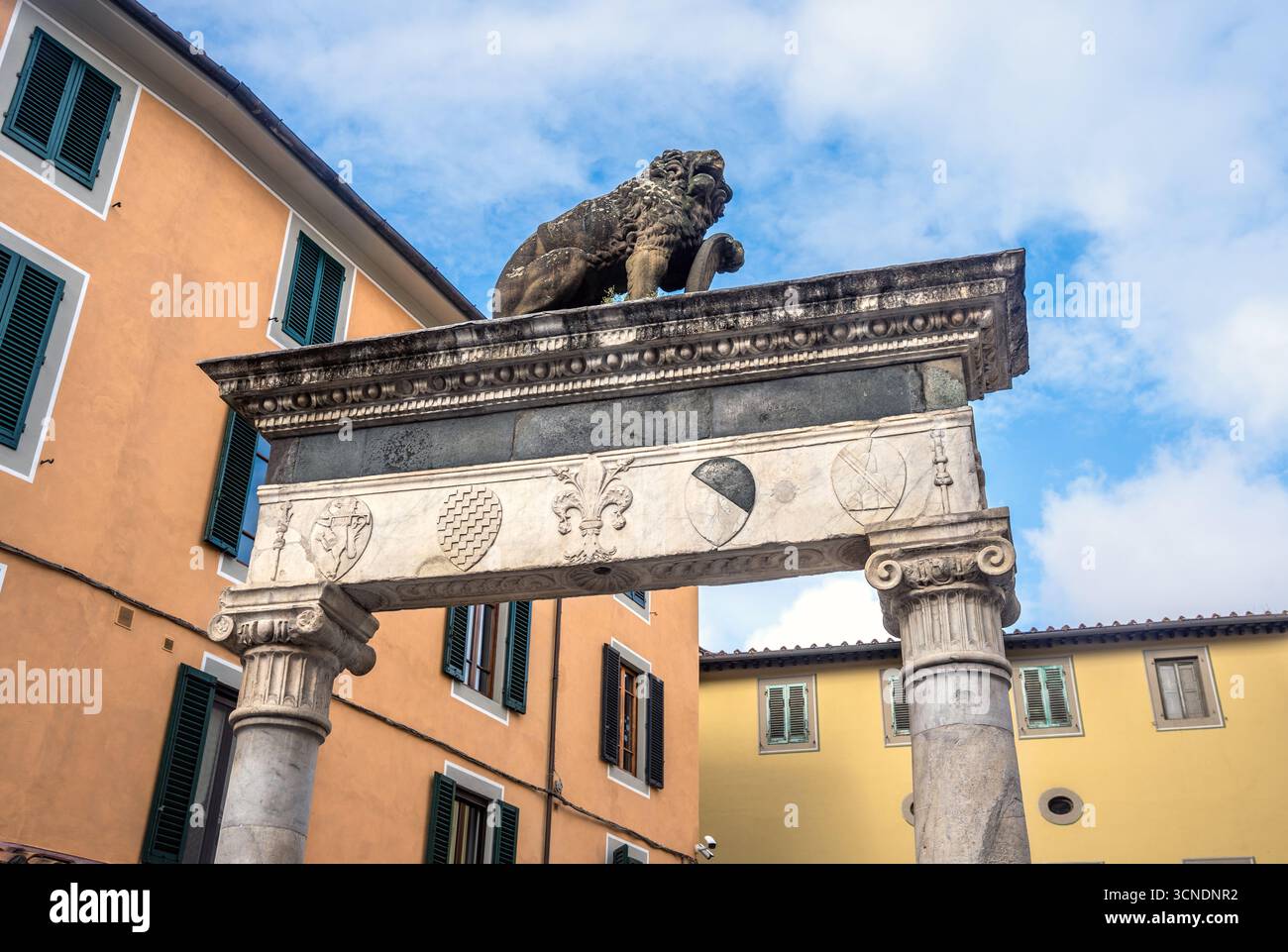 Détail du Pozzo del Leoncino du XVe siècle par Francesco di Gaggio, avec la sculpture du lion de Marzocco sur la Piazza della Sala, Pistoia, Toscane, Italie Banque D'Images