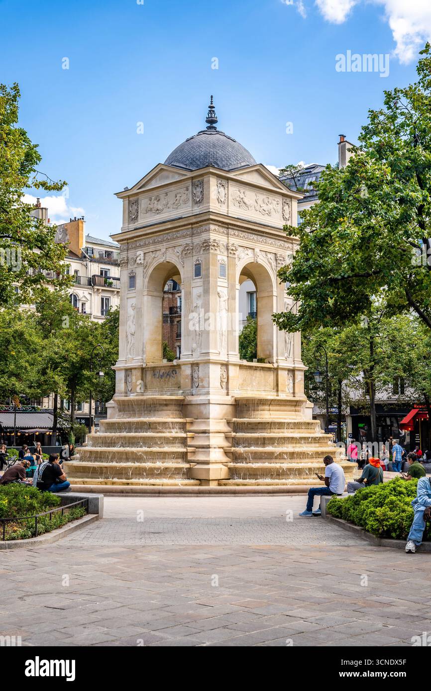 Fontaine des innocents, fontaine de la Renaissance française par Jean goujon et Pierre Lescot sur la place Joachim du Bellay, dans le quartier des Halles, Paris, France Banque D'Images