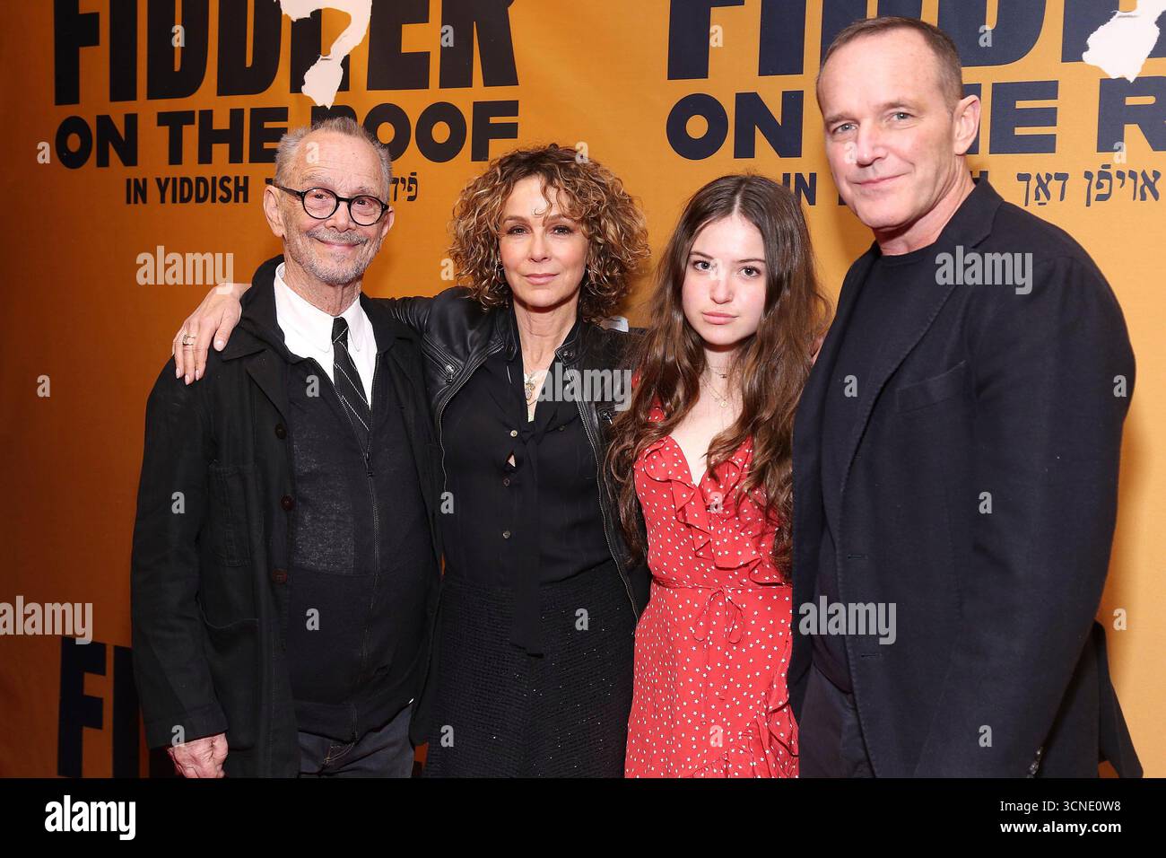 NEW YORK, NY- 21 FÉVRIER : Joel Grey, Jennifer Grey, Stella Gregg et Clark Gregg arrivent pour l'ouverture de Fiddler on the Roof en yiddish au Stage 42 Theatre le 21 février 2019 à New York. Crédit : Joseph Marzullo/MediaPunch Banque D'Images