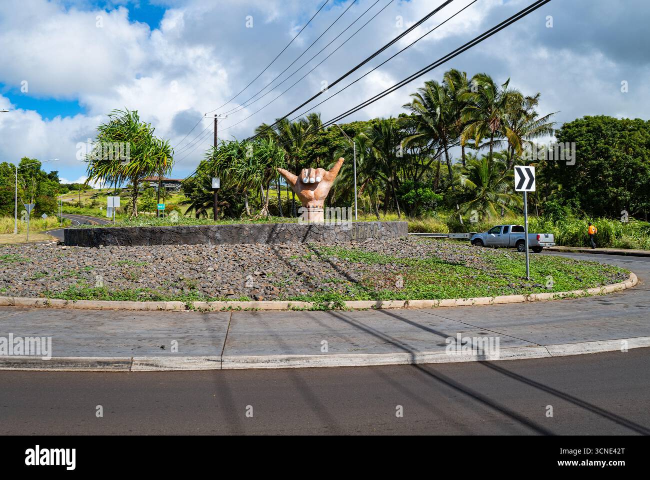 Une main utilisant le panneau Aloha Shaka de Dennis Esaki (ingénieur local, figure communautaire), installée en 2022 au rond-point sur Kōloa Rd. Banque D'Images
