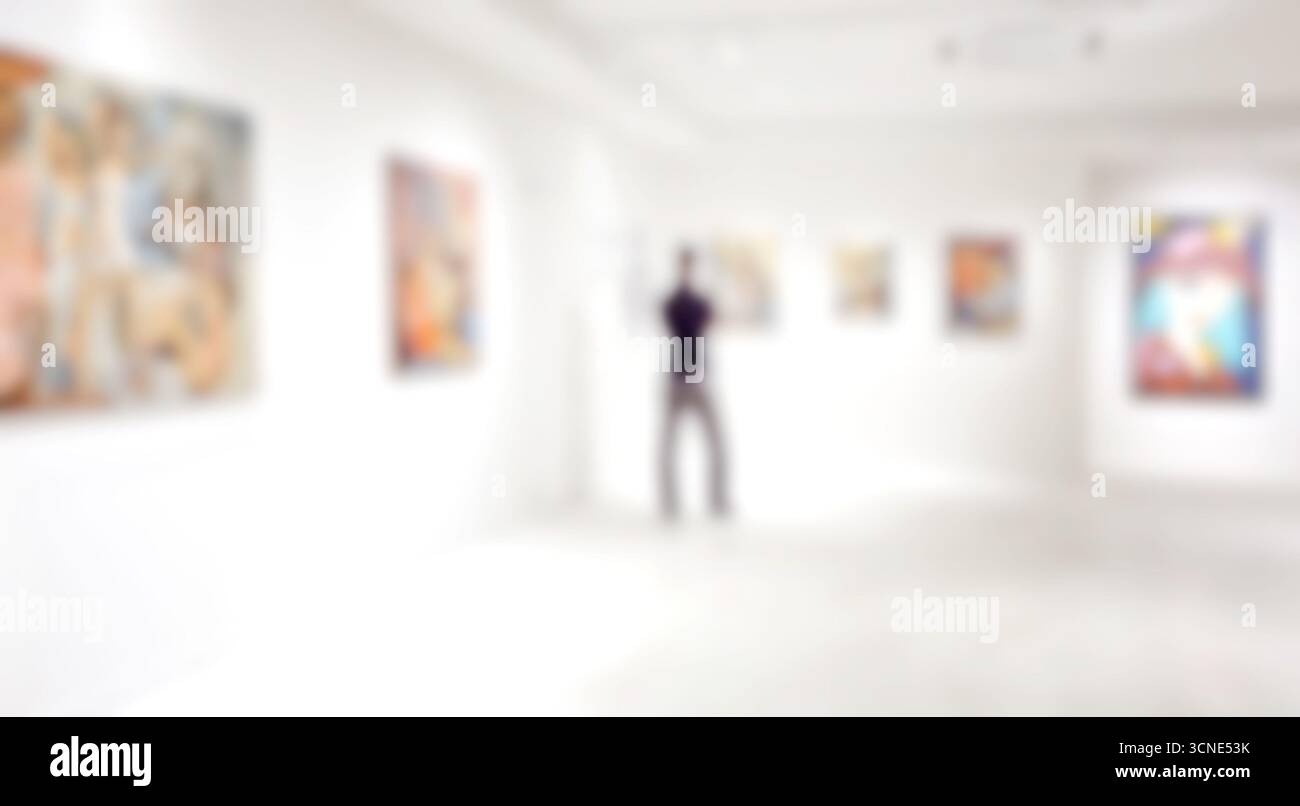 Flou de mouvement, gens regardant l'art dans une galerie, peinture abstraite colorée sur fond blanc Banque D'Images