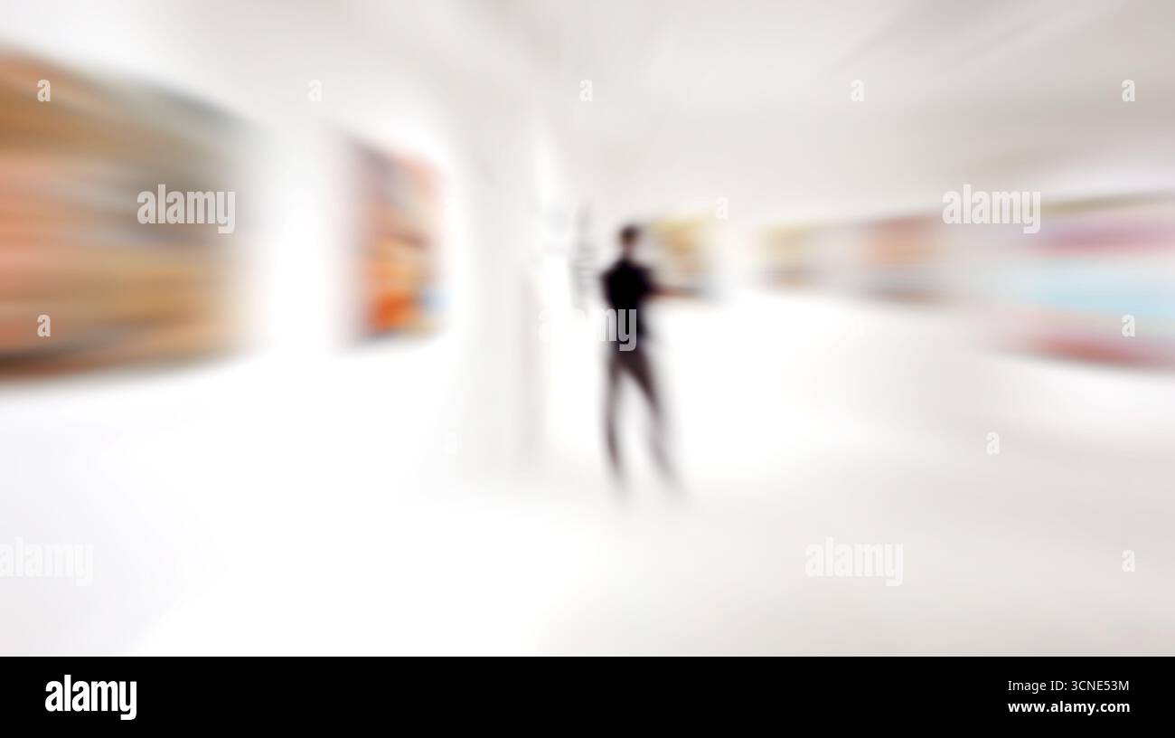 Flou de mouvement, gens regardant l'art dans une galerie, peinture abstraite colorée sur fond blanc Banque D'Images