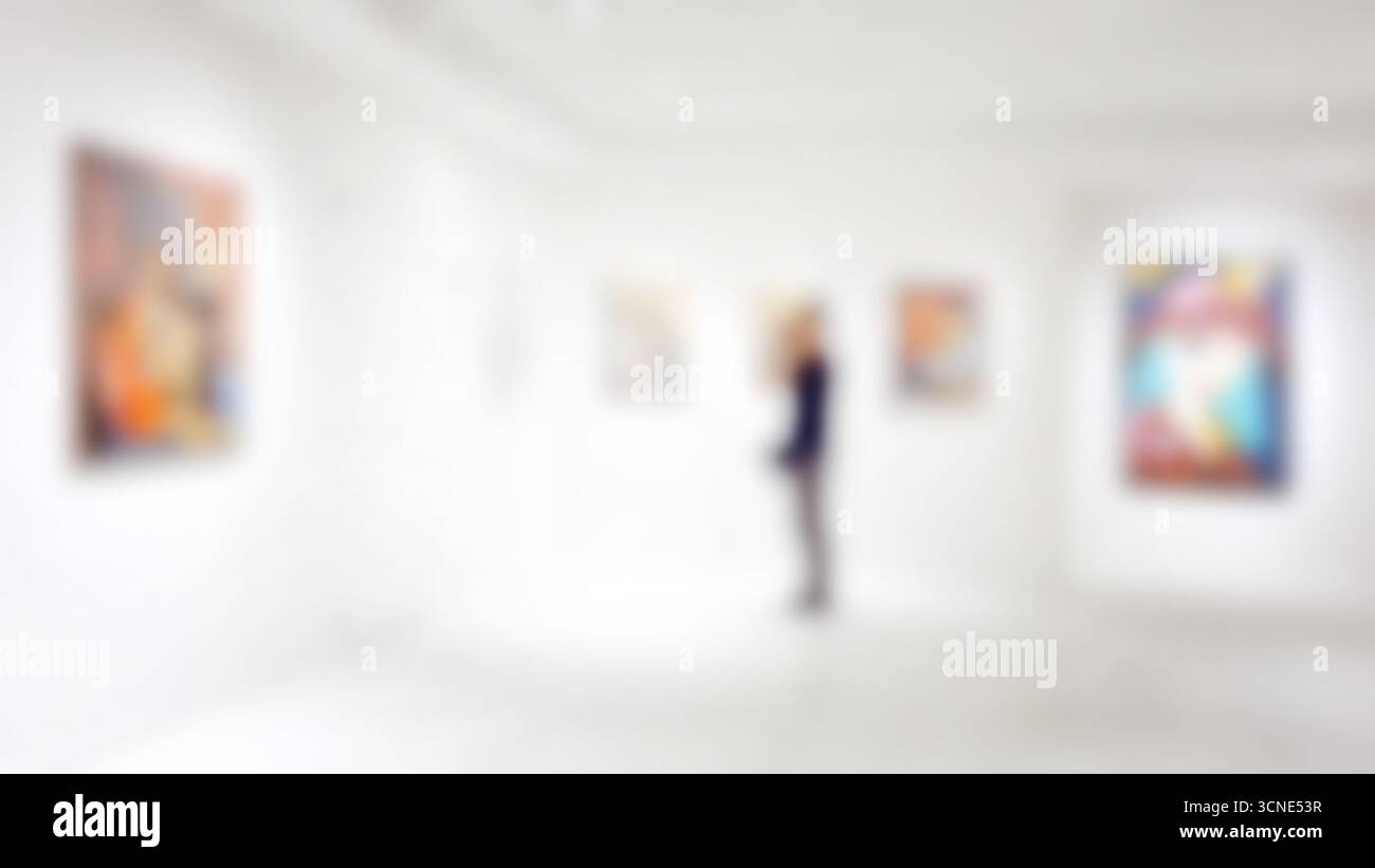 Flou de mouvement, gens regardant l'art dans une galerie, peinture abstraite colorée sur fond blanc Banque D'Images