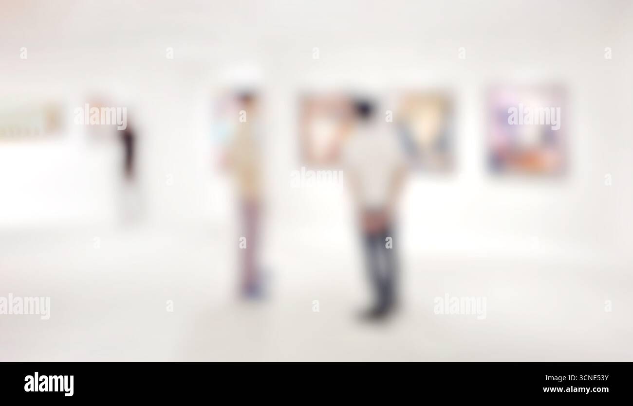 Flou de mouvement, gens regardant l'art dans une galerie, peinture abstraite colorée sur fond blanc Banque D'Images