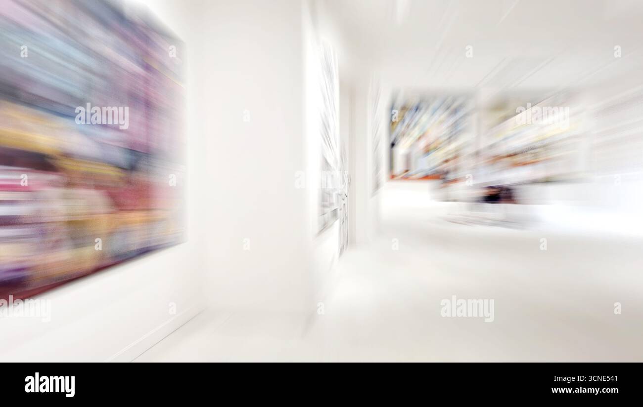 Zoom, flou de mouvement, fond de galerie d'exposition d'art, peinture abstraite colorée sur fond blanc Banque D'Images