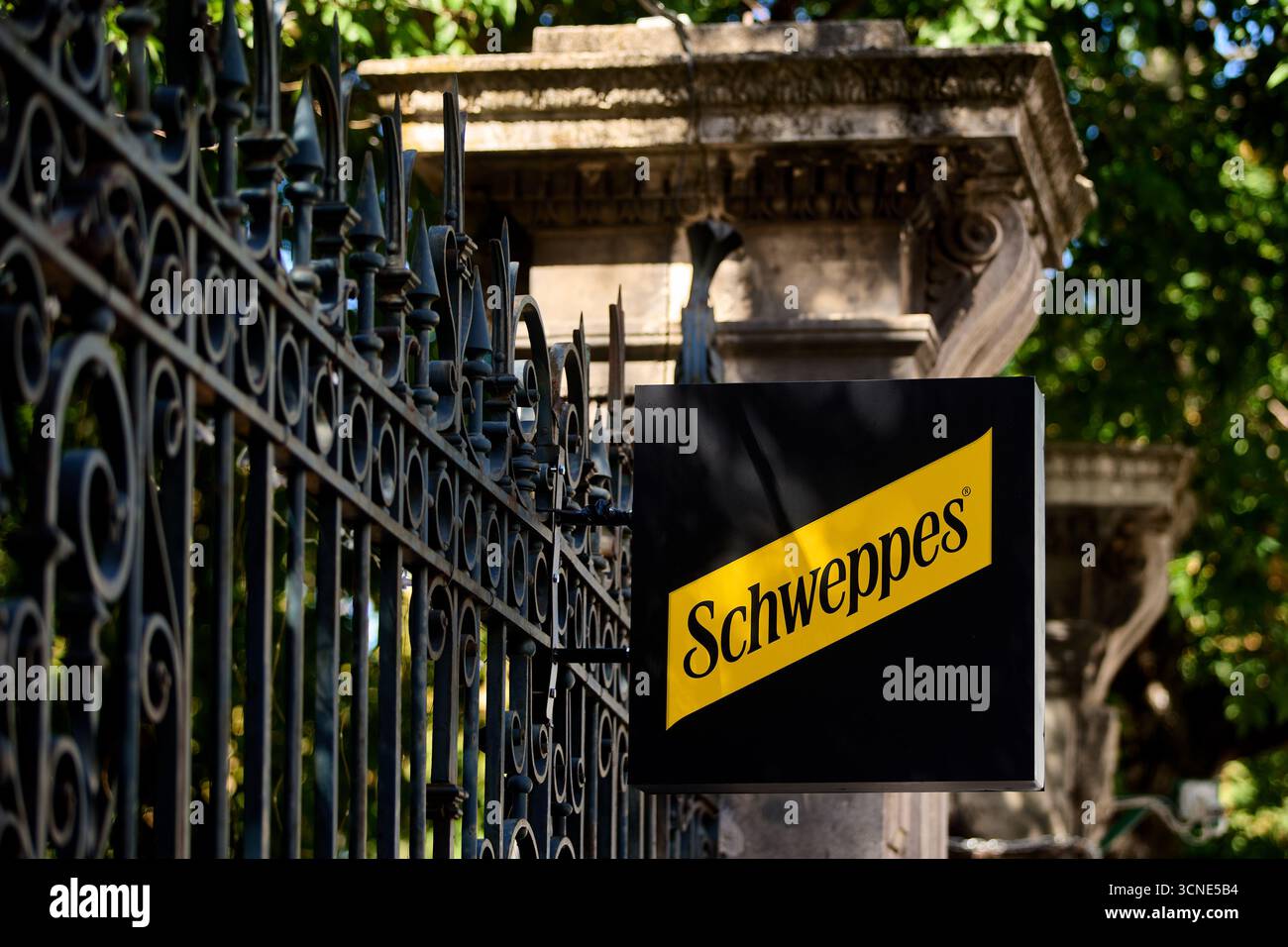 Bucarest, Roumanie. 18 septembre 2025 : un logo de la marque de boissons gazeuses Schweppes est affiché sur la façade d'un restaurant. Banque D'Images