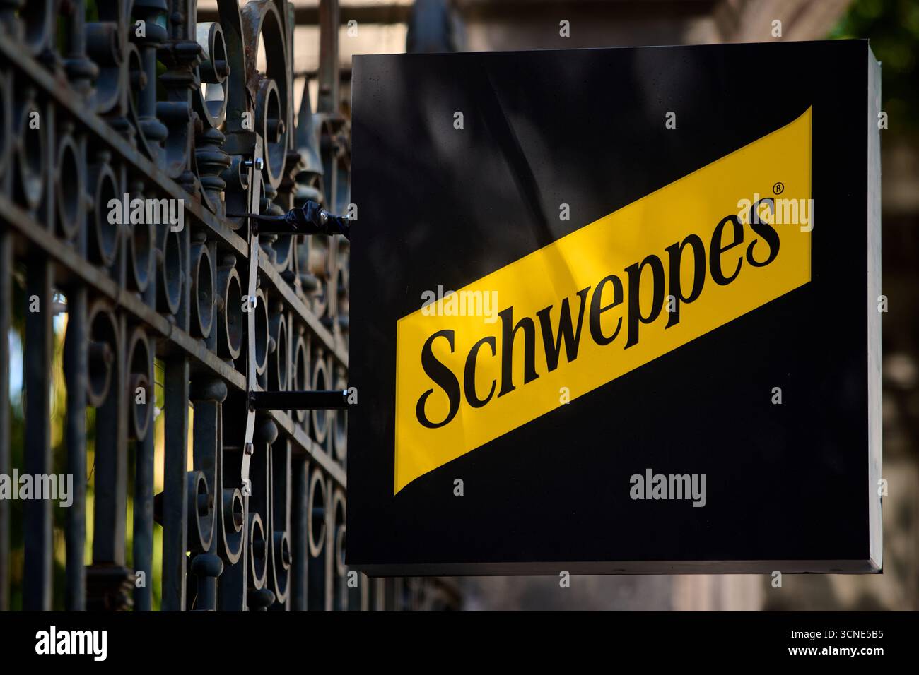 Bucarest, Roumanie. 18 septembre 2025 : un logo de la marque de boissons gazeuses Schweppes est affiché sur la façade d'un restaurant. Banque D'Images