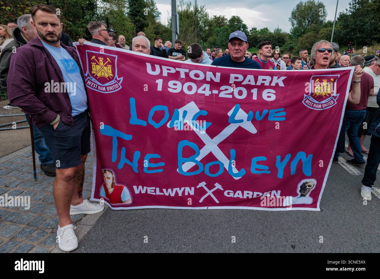 Londres, Royaume-Uni. 20 septembre 2025. Les supporters de West Ham United assistent à une manifestation devant le London Stadium contre la gestion du club par l'actuel conseil d'administration. La manifestation avant le match de premier League contre Crystal Palace a été organisée par Hammers United, un groupe indépendant de supporters affilié à la Football supporters' Association, et a appelé en particulier à la démission du président David Sullivan et de la vice-présidente Karren Brady. Crédit : Mark Kerrison/Alamy Live News Banque D'Images
