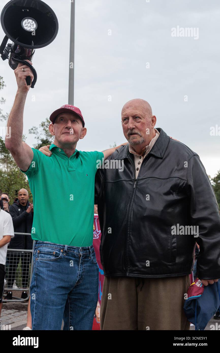 Londres, Royaume-Uni. 20 septembre 2025. Paul Colborne (à gauche), président de Hammers United, est aux côtés de Bill Gardner (à droite), ancien hooligan de football notoire et co-auteur de livres sur le hooliganisme de football, alors que les supporters de West Ham United assistent à une manifestation devant le stade de Londres contre la gestion du club par l'actuel conseil d'administration. La manifestation avant le match de premier League contre Crystal Palace a été organisée par Hammers United, un groupe indépendant de supporters affilié à la Football supporters' Association, et a appelé en particulier à la démission du président David Sullivan et du vice-président Banque D'Images