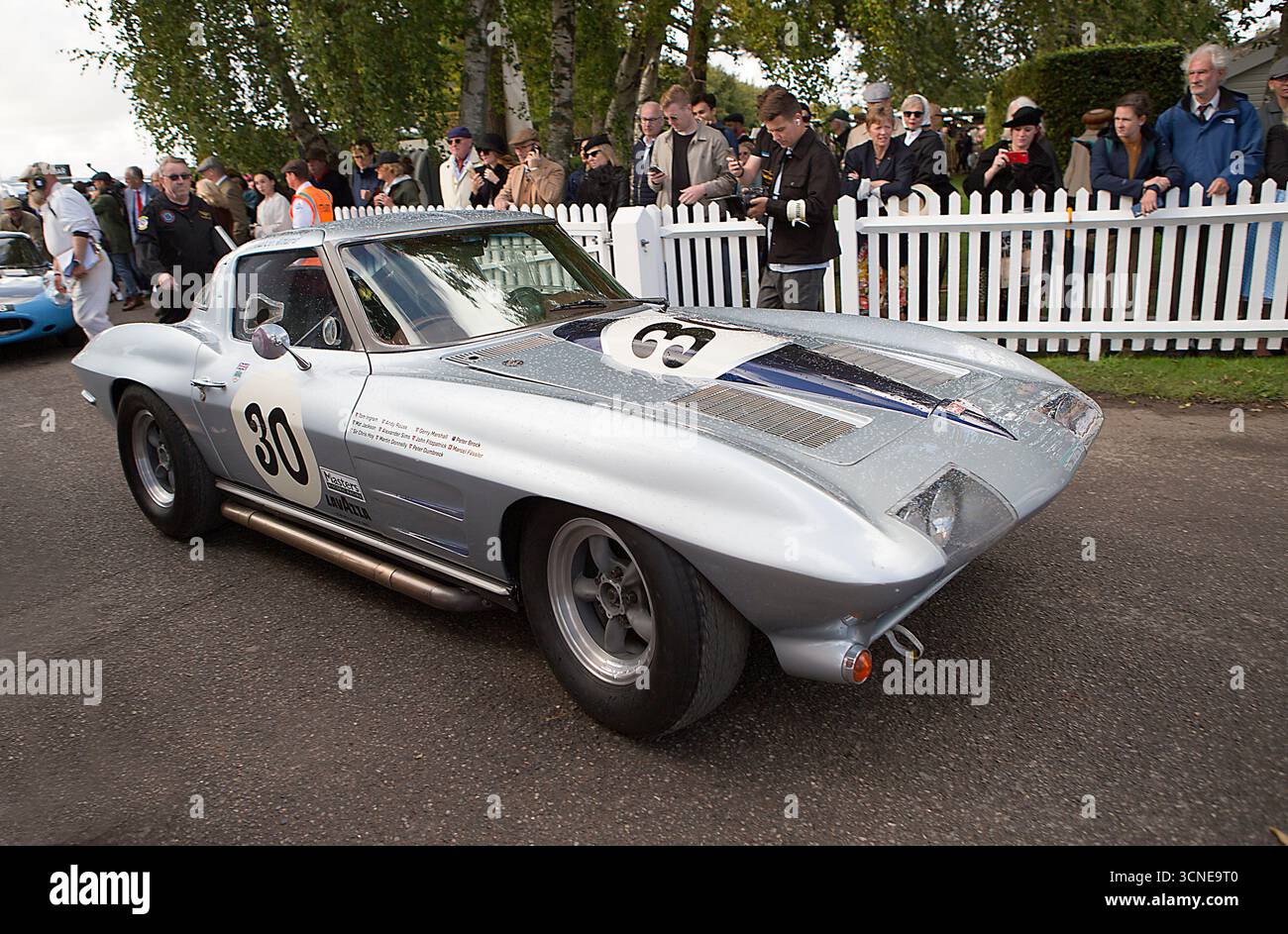 Chevrolet Corvette Stingray 1963 pilotée par Marco Attard / Josh Cook dans la célébration du Royal automobile Club TT au Goodwood Revival 12h sept. 2025 Banque D'Images