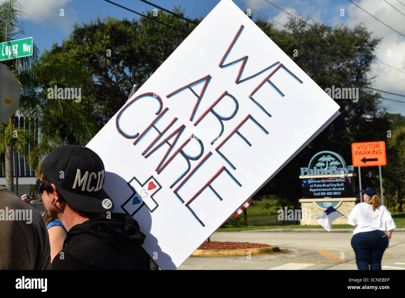 Palm Bay, Comté de Brevard, Floride, États-Unis. 20 septembre 2025. Le conseiller municipal de Palm Bay Chandler Langevin parle à la foule à l'hôtel de ville de Palm Bay après "la marche pour Charlie Kirk et toutes les victimes du mal de gauche" la déclaration de Chandler sur le drapeau confédéré étant agité "cela n'a aussi rien à voir avec la race ou tout ce que la gauche continue de vous dire qu'il représente. Je viens de parler aujourd'hui de la façon dont leur but est de briser notre histoire afin qu'ils puissent la réécrire. Il représente simplement le Sud et l'esprit de bataille du Sud. Vous vivez dans le Sud. Habituez-vous à voir les drapeaux du Sud. » Crédit : Julian Leek/Alamy News Banque D'Images