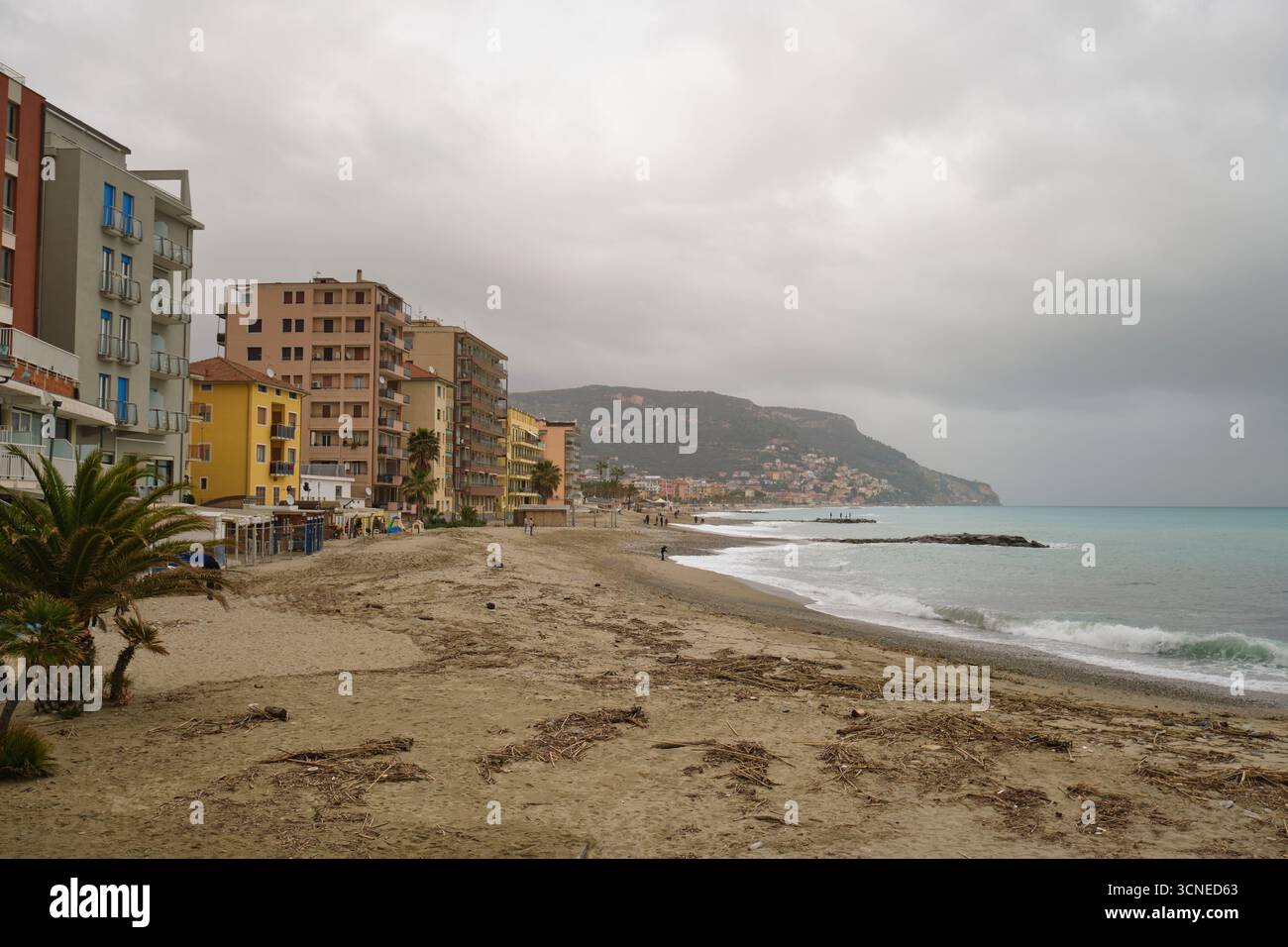 Une journée nuageuse, brumeuse, pluvieuse, instable sur une plage couverte et effrayante sur la mer Méditerranée. Dans la ville balnéaire de Pietra Ligure, Ligurie, Italie. Banque D'Images