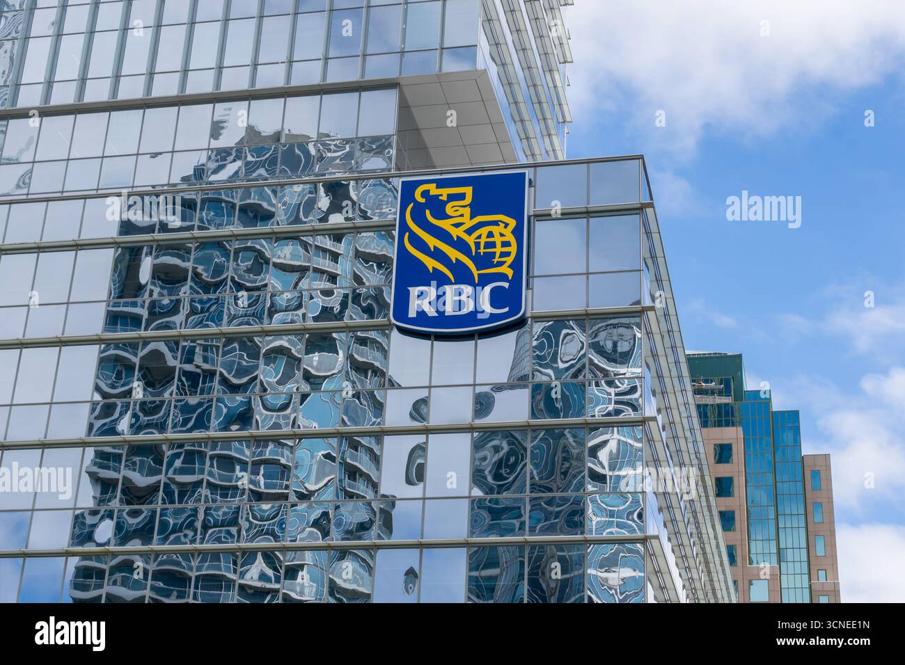 Gros plan du logo de RBC (Banque Royale du Canada) sur le bâtiment. Toronto, Canada. Banque D'Images