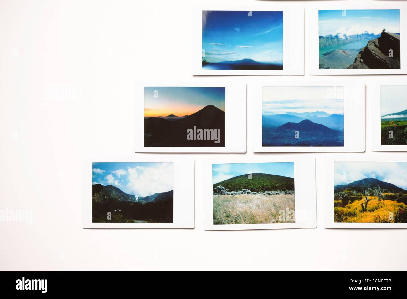 Paysage scénique voyageant photo polaroid isolé sur fond blanc Banque D'Images