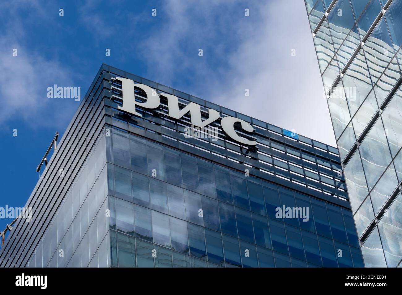 Gros plan de l'affiche PWC sur le bâtiment. Toronto, Canada. Banque D'Images