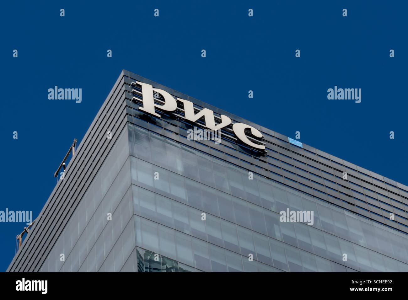 Gros plan de l'affiche PWC sur le bâtiment. Toronto, Canada. Banque D'Images