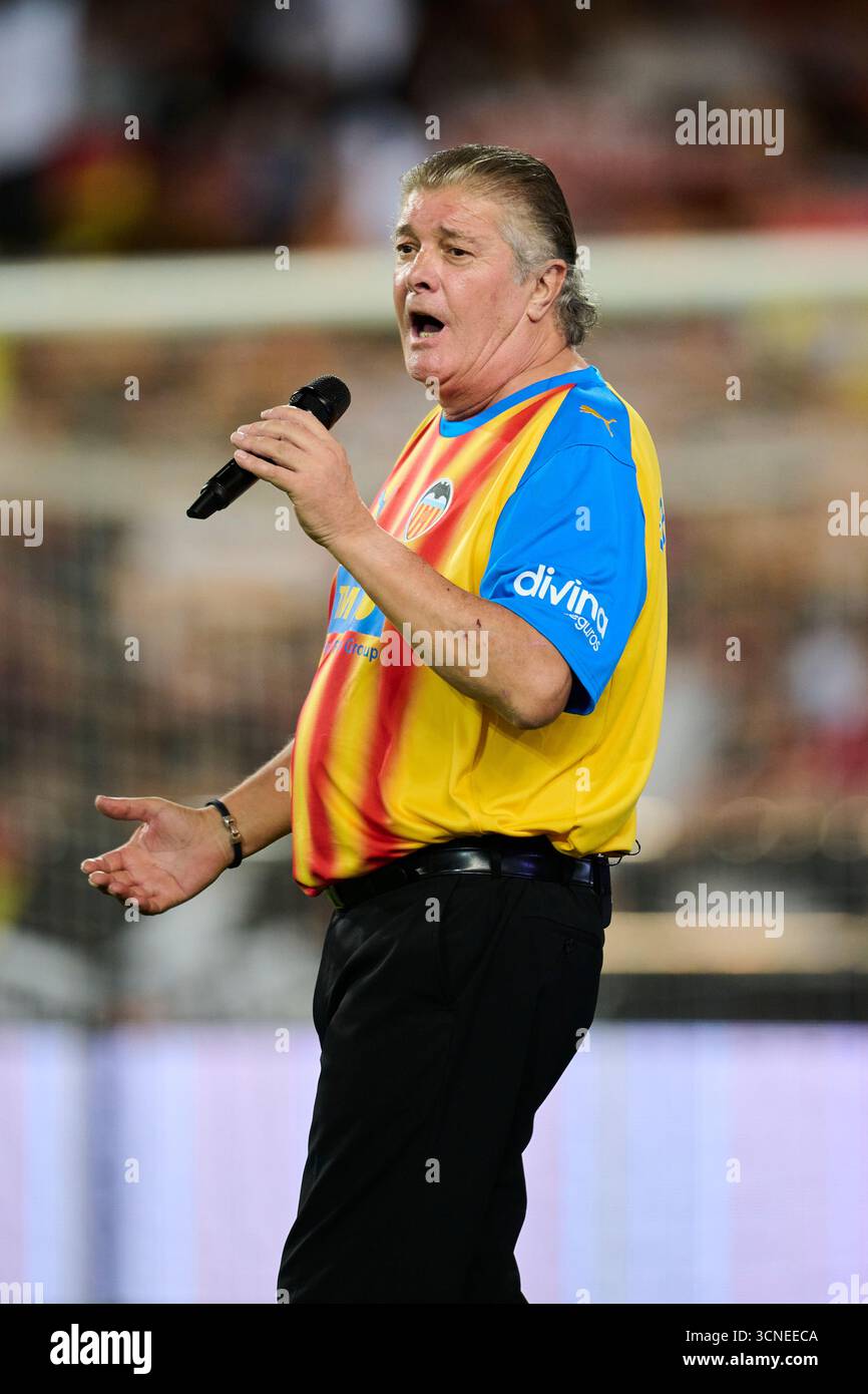 Valencia, Espagne. 20 septembre 2025. VALENCIA, ESPAGNE - 20 SEPTEMBRE : le chanteur espagnol Francisco se produit avant le match LaLiga EA Sports entre Valencia CF et Athletic Club Bilbao au stade Mestalla le 20 septembre 2025 à Valence, Espagne. (Photo de Francisco Macia/photo Players images/Magara Press) crédit : Magara Press SL/Alamy Live News Banque D'Images