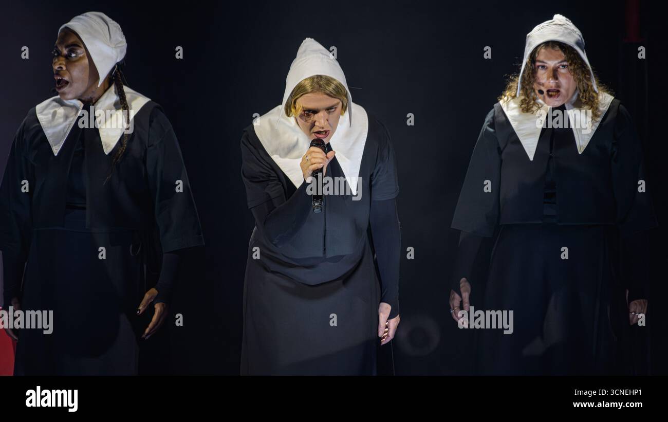 Glasgow, Royaume-Uni. 20 septembre 2025. Rebecca Lucy Taylor connu sous le nom de Self Esteem vu se produire en direct sur scène au Barrowland Ballroom, Self Esteem se lance dans sa plus grande tournée à ce jour avec son nouvel album 'A Complicated Woman'. Crédit : SOPA images Limited/Alamy Live News Banque D'Images