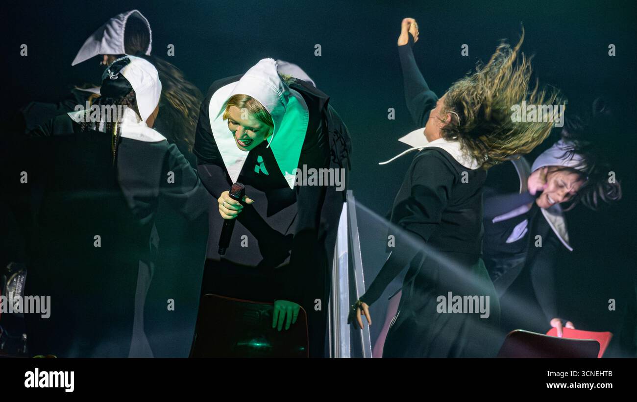 Glasgow, Royaume-Uni. 20 septembre 2025. Rebecca Lucy Taylor connu sous le nom de Self Esteem vu se produire en direct sur scène au Barrowland Ballroom, Self Esteem se lance dans sa plus grande tournée à ce jour avec son nouvel album 'A Complicated Woman'. Crédit : SOPA images Limited/Alamy Live News Banque D'Images