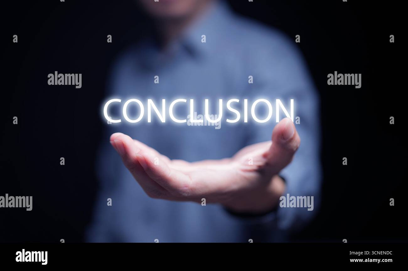 Gros plan main présentant le mot de conclusion avec effet de lumière sur fond sombre, symbole du concept final, résumé des résultats, clôture du projet, strat de succès Banque D'Images