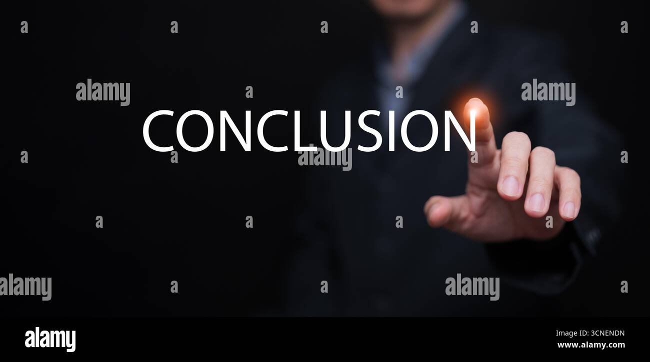 Gros plan main touchant texte de conclusion brillant sur fond sombre, symbole du concept final, résumé des résultats, achèvement du projet, communication stratégique Banque D'Images