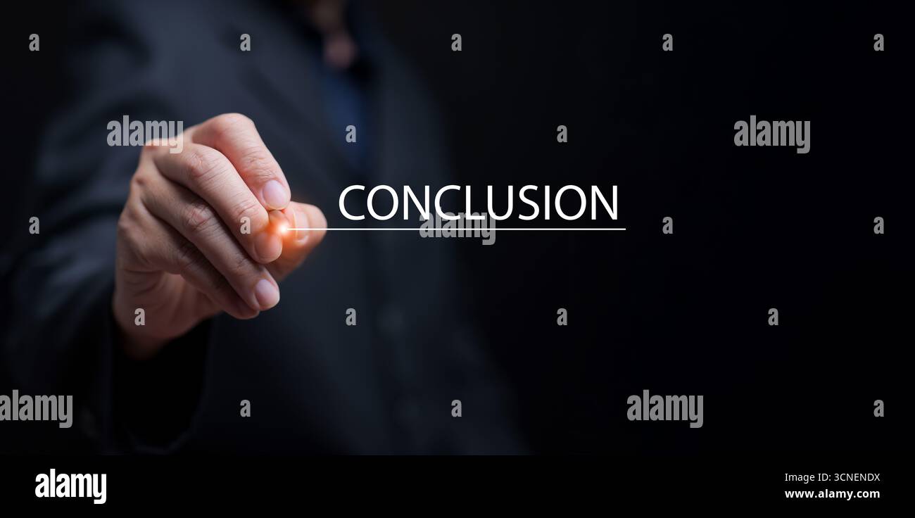 Gros plan main tenant un stylo mettant en évidence le texte de conclusion, le symbole du concept final, le résumé des résultats, l'achèvement du projet, la communication du leadership et le busi Banque D'Images