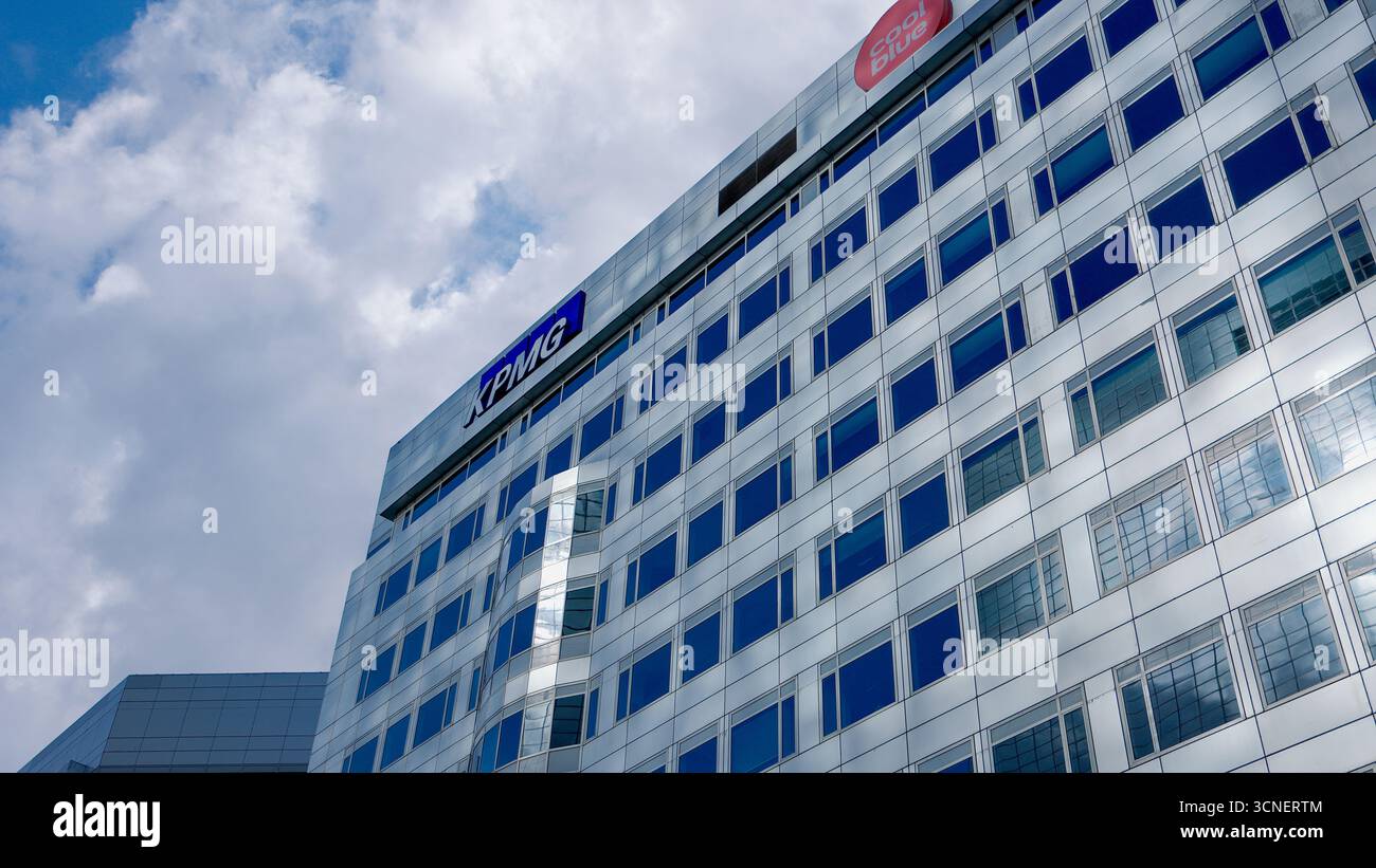 ROTTERDAM, PAYS-BAS - 13 SEPTEMBRE 2025 - façade moderne d'immeuble de bureaux arborant les logos d'entreprise KPMG et Coolblue Banque D'Images