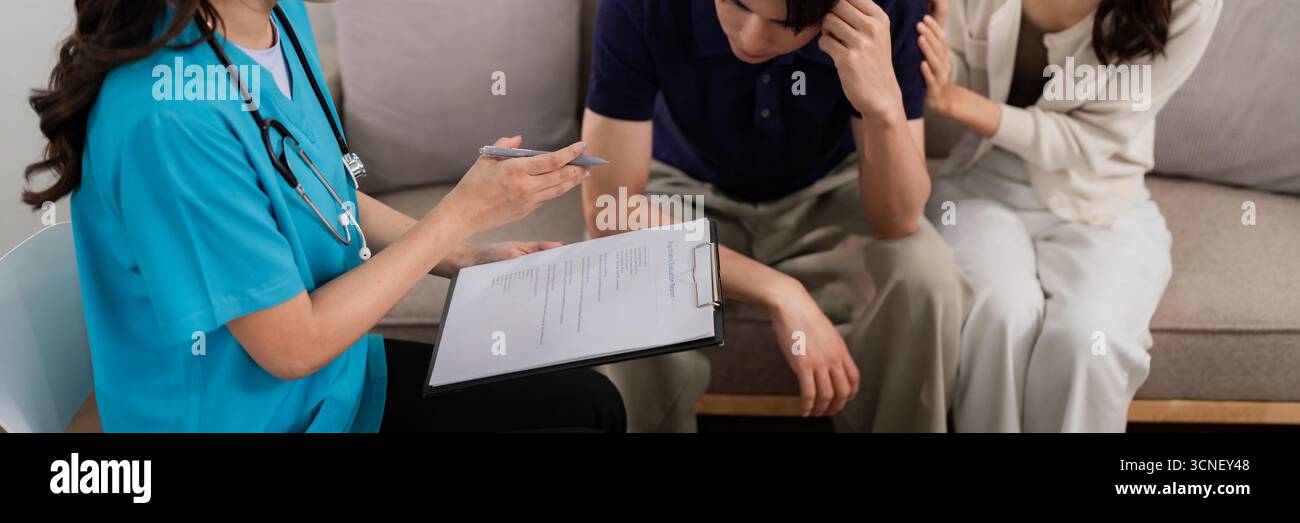 Professionnel de la santé offre une consultation psychiatrique à domicile à un couple adulte asiatique cherchant un soutien en santé mentale favorisant le bien-être familial Banque D'Images