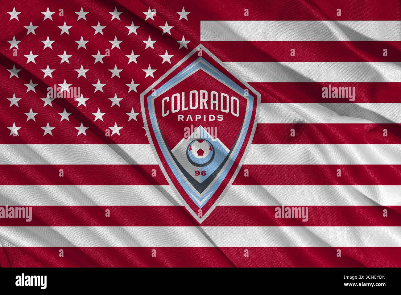 Pringsewu, Lampung ; 21 septembre 2025 ; la texture ondulée du tissu sur le logo du club de football Colorado Rapids dans la Major League Soccer (MLS) Banque D'Images