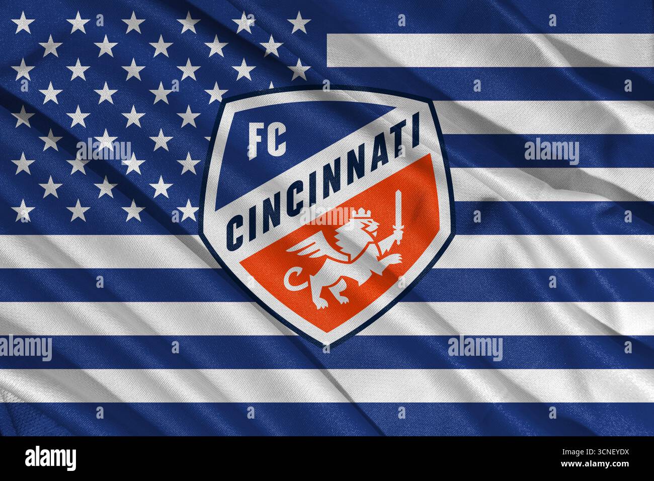Pringsewu, Lampung ; 21 septembre 2025 ; la texture ondulée du tissu sur le logo du club de football de Cincinnati dans la Major League Soccer (MLS) Banque D'Images