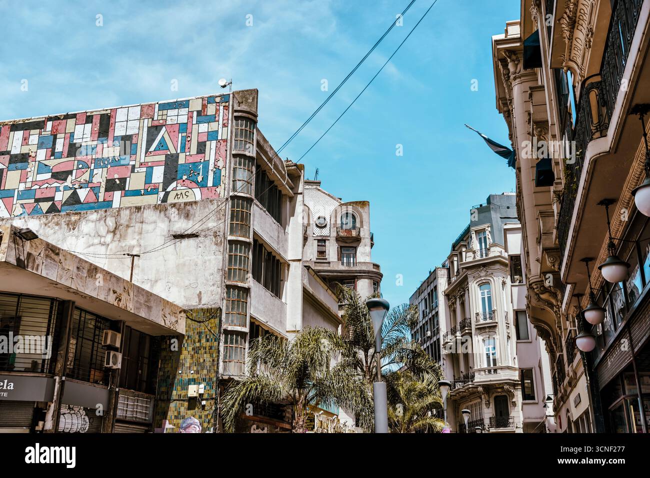 Une fresque murale de Joaquín Torres García orne une façade de bâtiment au-dessus de la Calle Sarandí dans l’historique Ciudad Vieja de Montevideo, mettant en valeur l’artiste Banque D'Images