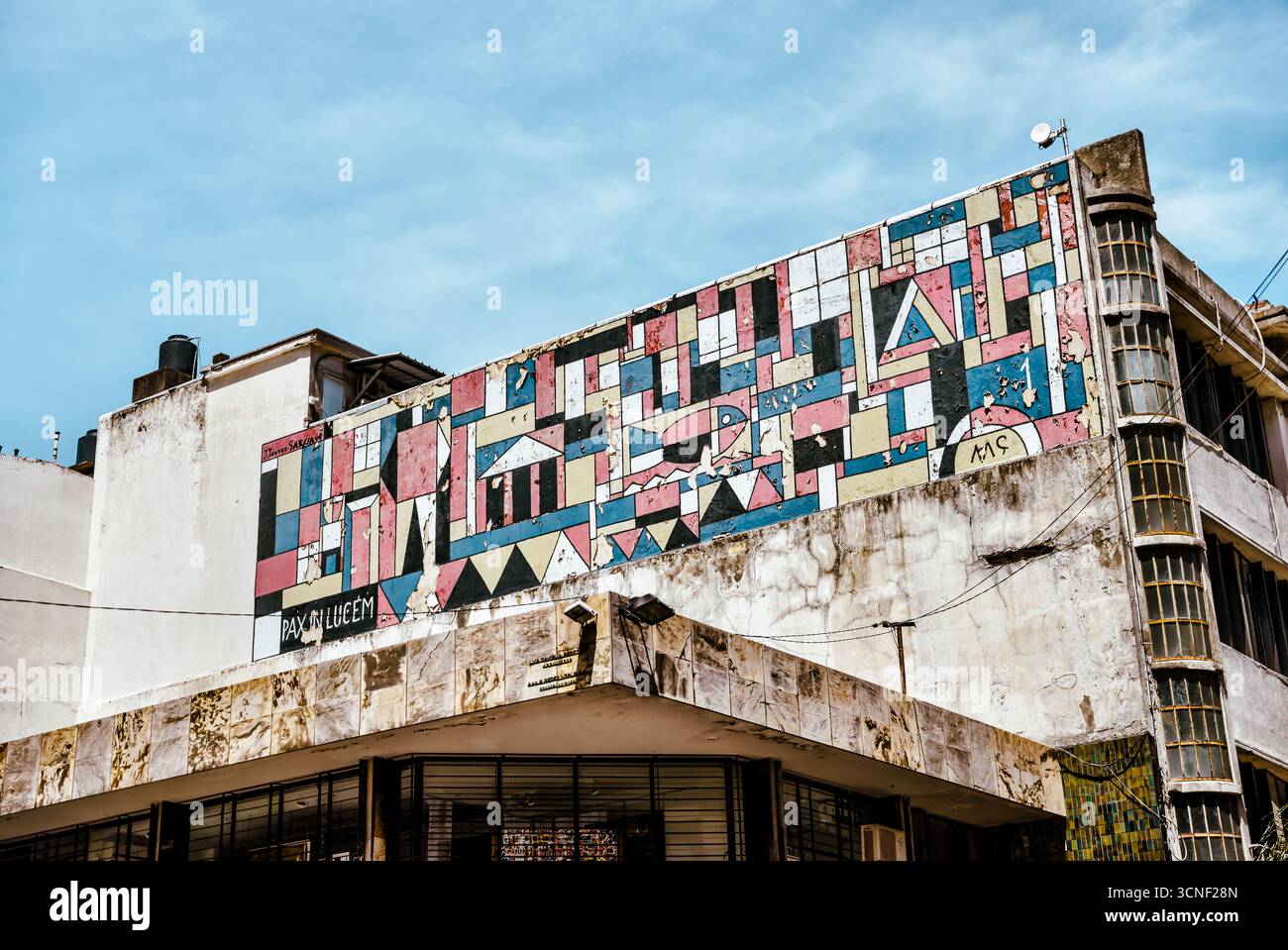 Une fresque murale de Joaquín Torres García orne une façade de bâtiment au-dessus de la Calle Sarandí dans l’historique Ciudad Vieja de Montevideo, mettant en valeur l’artiste Banque D'Images