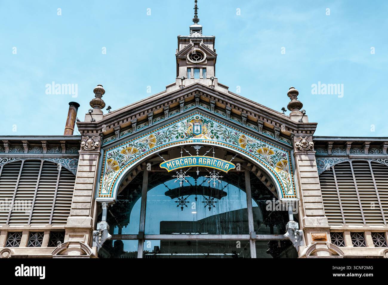 Façade de l'historique Mercado Agrícola de Montevideo (MAM), une halle de marché publique rénovée construite au début du XXe siècle Banque D'Images