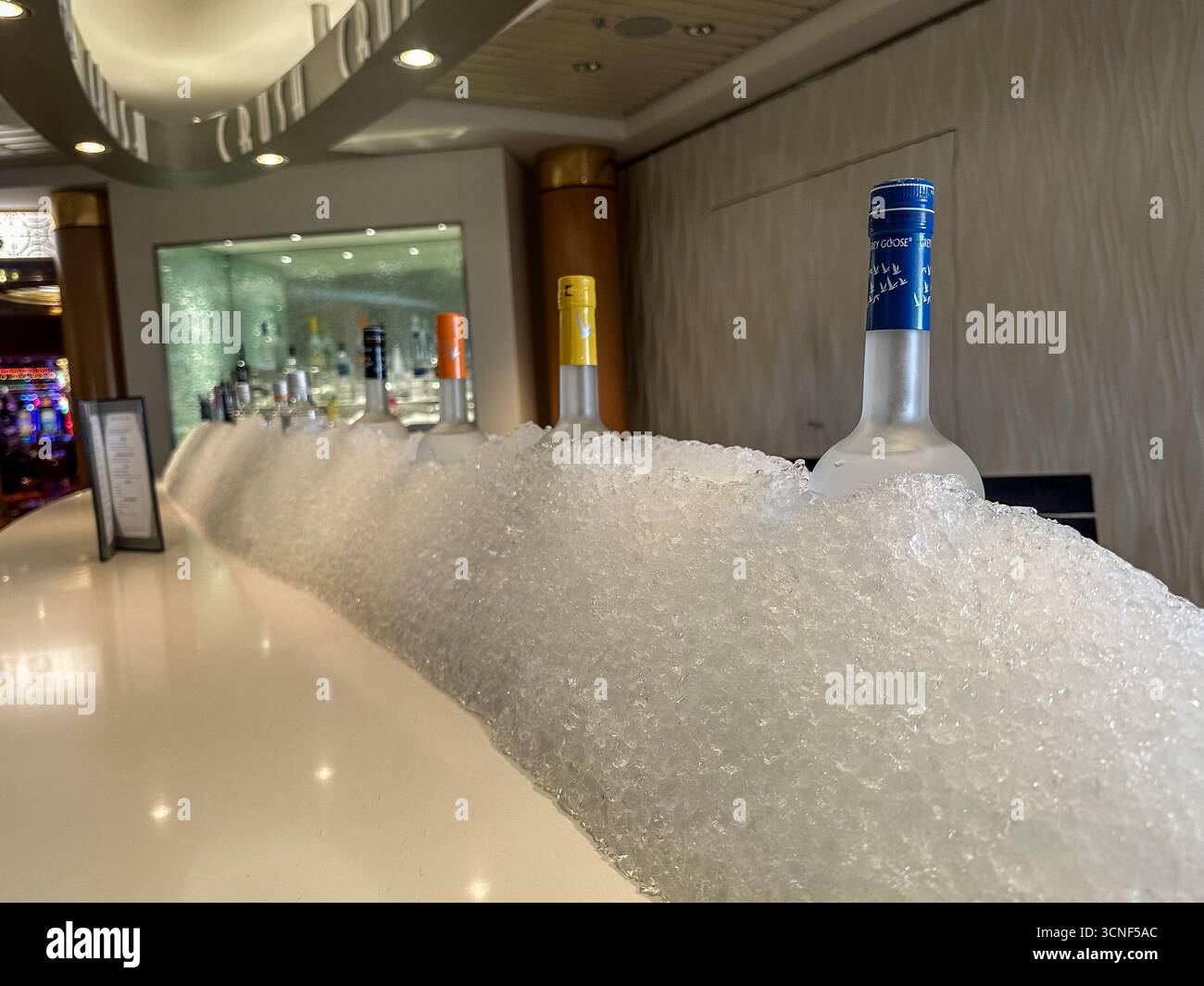 Un martini classique servi au Martini Bar, avec des bouteilles d'alcool illuminées et une ambiance de bar haut de gamme à bord d'un paquebot de croisière de luxe. Banque D'Images