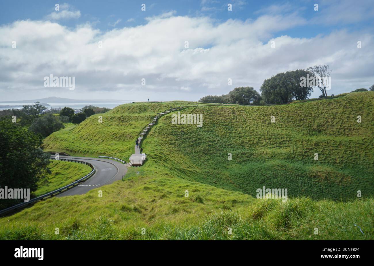 Cratère volcanique du Mont Eden. Des gens méconnaissables marchant sur la promenade autour du cratère. Auckland. Banque D'Images