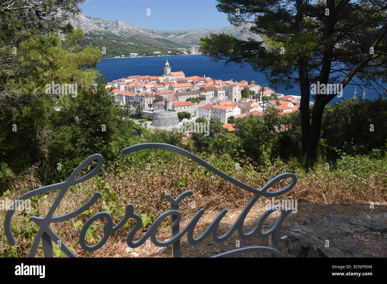 Korcula un panorama de la vieille ville d'en haut en été (Croatie) Banque D'Images