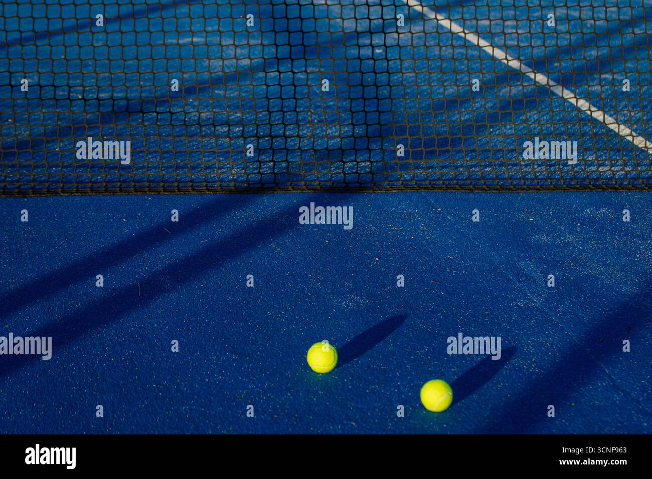 Deux balles de tennis jaunes par le Net le concept d'un duo sportif Banque D'Images