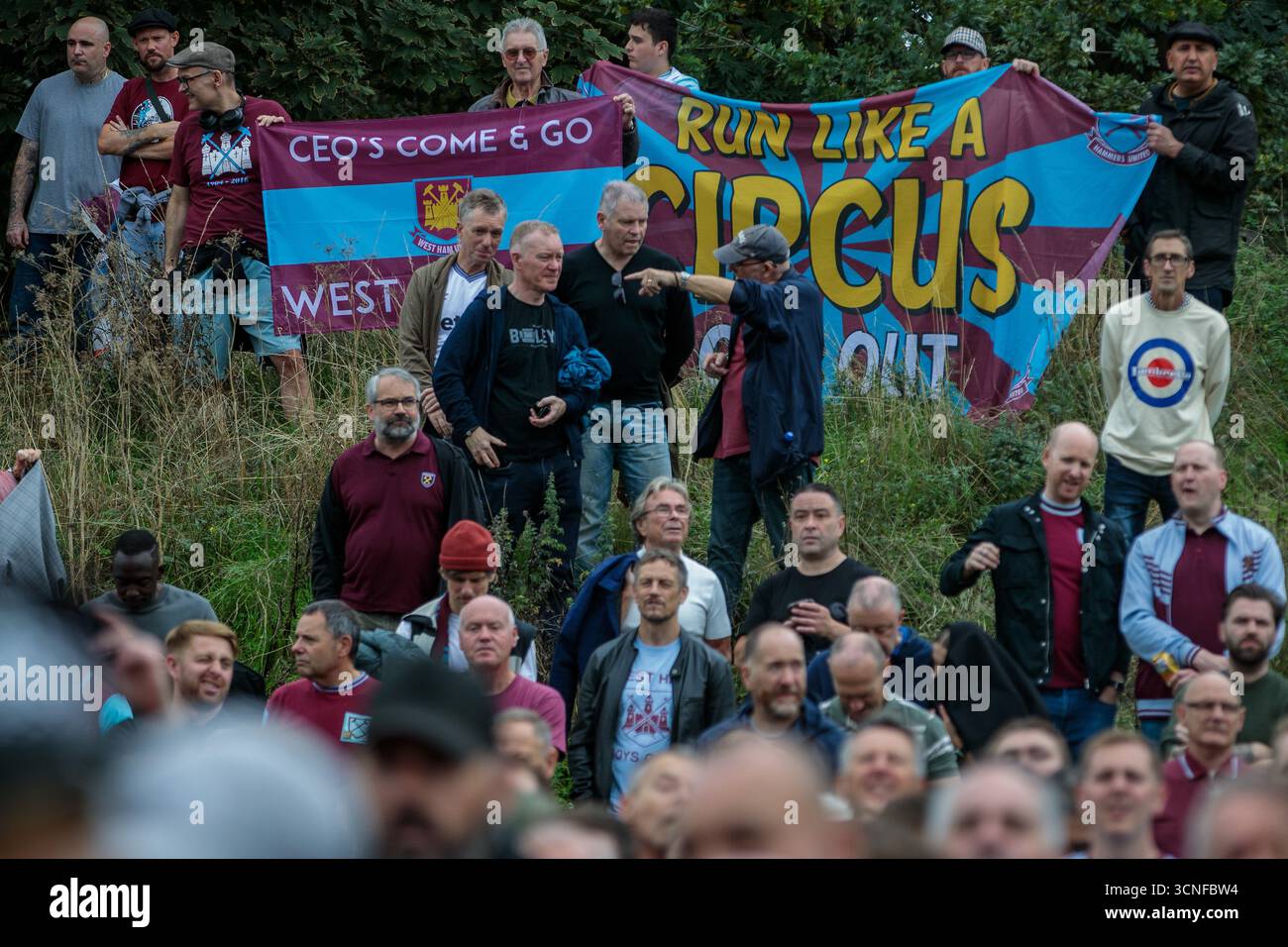 Londres, Royaume-Uni. 20 septembre 2025. Les supporters de West Ham United assistent à une manifestation devant le London Stadium contre la gestion du club par l'actuel conseil d'administration. La manifestation avant le match de premier League contre Crystal Palace a été organisée par Hammers United, un groupe indépendant de supporters affilié à la Football supporters' Association, et a appelé en particulier à la démission du président David Sullivan et de la vice-présidente Karren Brady. Crédit : Mark Kerrison/Alamy Live News Banque D'Images