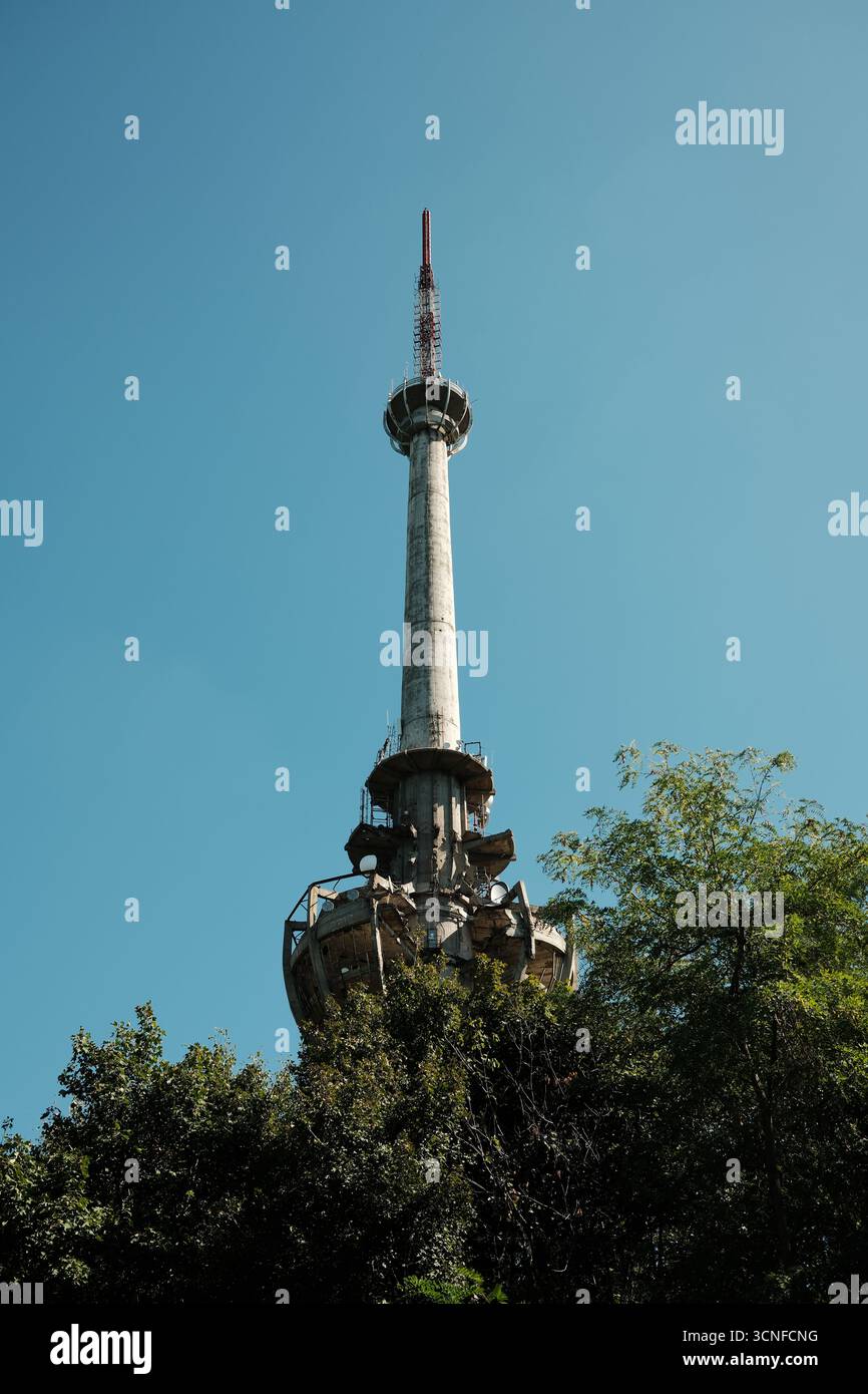 Tour de télévision en ruine Iriski Venac sur Fruska Gora, détruite par un missile de l'OTAN pendant la guerre yougoslave, debout au-dessus des arbres forestiers. Banque D'Images