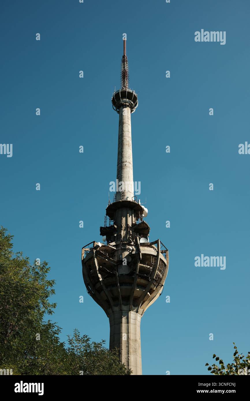 Tour de télévision en ruine Iriski Venac sur Fruska Gora, détruite par un missile de l'OTAN pendant la guerre yougoslave, debout au-dessus des arbres forestiers. Banque D'Images