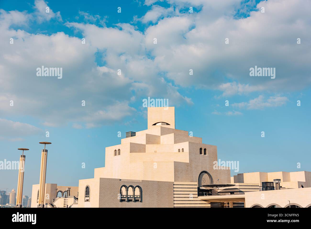 Le Museum of Islamic Art (MIA), Doha, Qatar, a été conçu par l'architecte Im Pei et s'inspire en partie de sa conception de la mosquée Ibn Tulun Banque D'Images