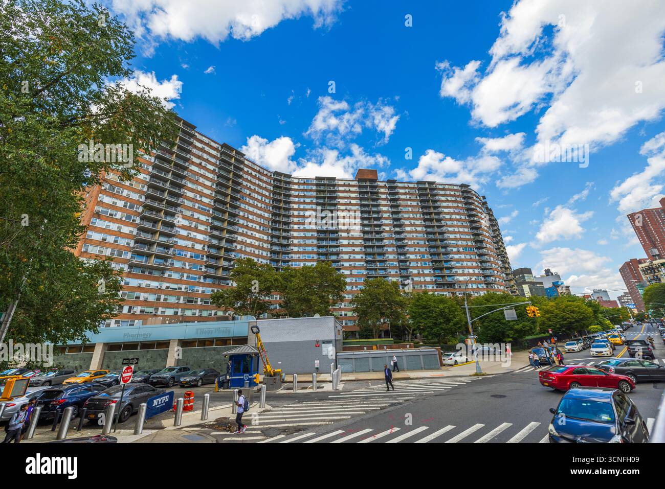 Immeuble résidentiel courbé de grande hauteur avec balcons et scène de rue animée à Manhattan. New York. ÉTATS-UNIS Banque D'Images